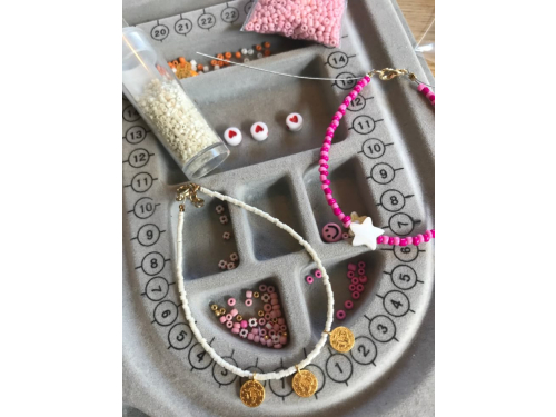 Dlaczego warto kupować biżuterię handmade, a nie z sieciówek? Dlaczego warto kupować biżuterię handmade, a nie z sieciówek?